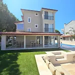 Luxury 5br W Pool & Access 别墅 *