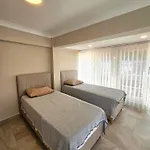 Luxury 5br W Pool & Access 别墅