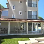 Luxury 5br W Pool & Access 别墅 *