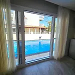 Luxury 5br W Pool & Access 别墅