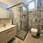 Luxury 5br W Pool & Access 别墅