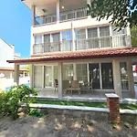 Luxury 5br W Pool & Access 别墅