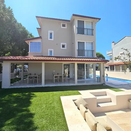 Luxury 5br W Pool & Access Луксозна вила *