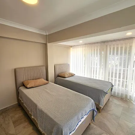 Luxury 5br W Pool & Access Луксозна вила