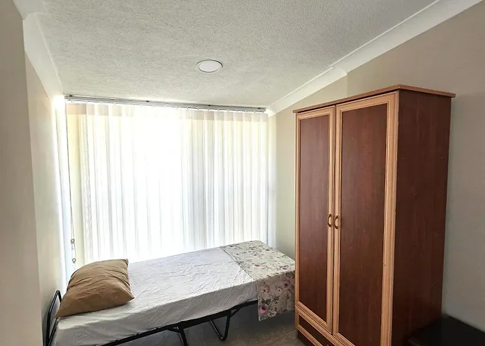 Luxury 5br W Pool & Access 别墅