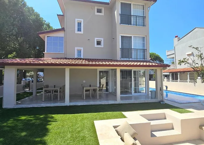 Luxury 5br W Pool & Access 别墅 *