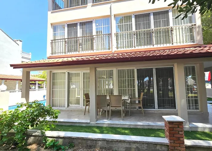 Luxury 5br W Pool & Access 别墅